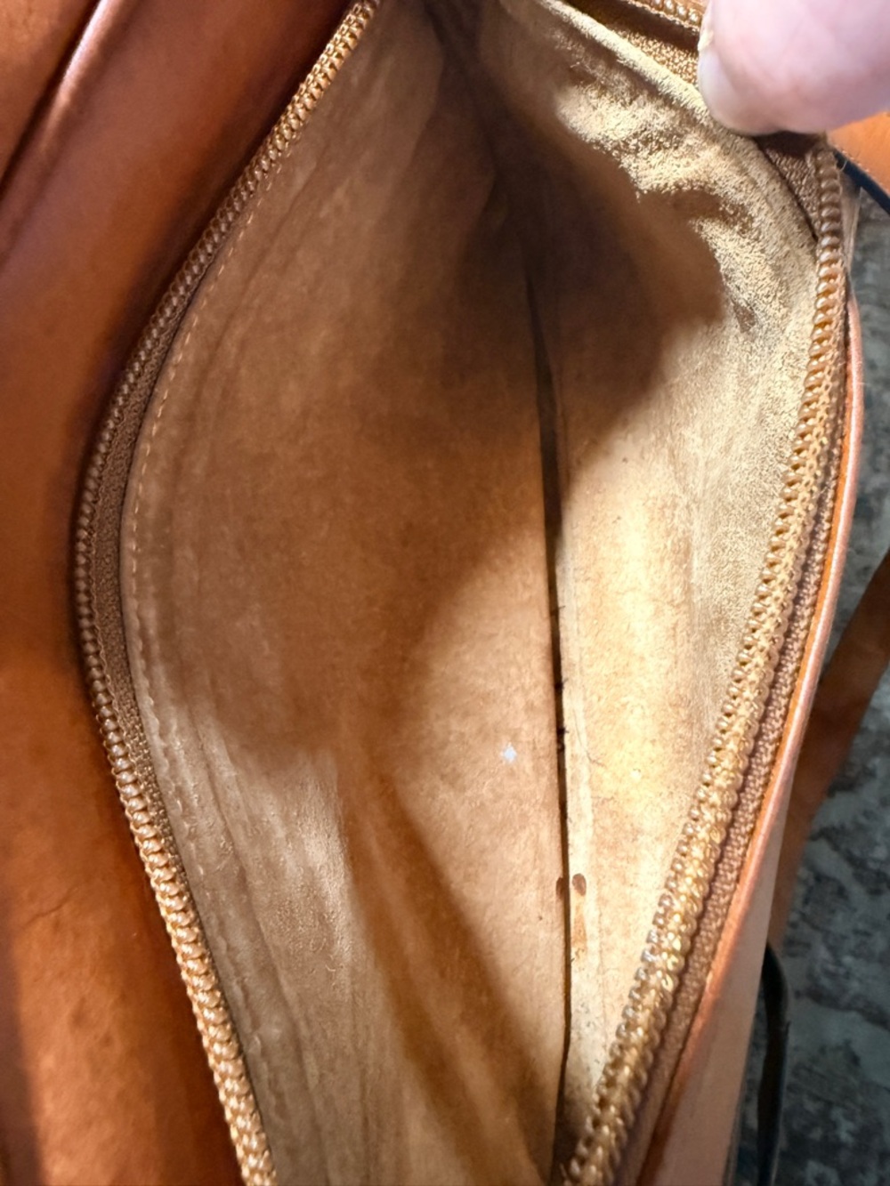 Gucci Leather Crossbody Bag with Sherry Web and Leather Strap - Picture 15 of 16